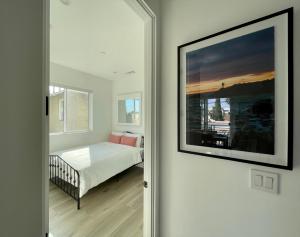 洛杉矶Exclusive Artist Gallery Home - Central LA Location的卧室配有一张床,墙上挂着一幅画