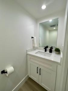 洛杉矶Exclusive Artist Gallery Home - Central LA Location的浴室设有白色水槽和镜子