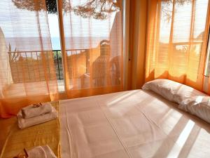 滨海托萨APPARTEMENTS SOL y MAR - Cala Llevado 2的一间卧室设有一张床和一个大窗户
