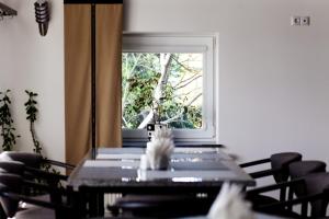 伊万诺-弗兰科夫斯克MotelChuk的餐桌、椅子和窗户