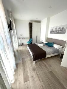 帕多瓦Padua Suite的一间卧室设有一张大床,铺有木地板