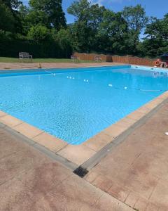 CaeathroMoonlight Lodge的院子里的大型蓝色游泳池
