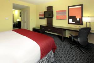 加兰加兰假日酒店的酒店客房设有一间带一张床和一张书桌的卧室