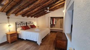 La Guardia de JaénCasa rural zumbajarros的一间卧室配有一张床,铺有木地板