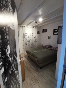 Tillé奥德酒店的卧室配有一张墙壁涂鸦床。
