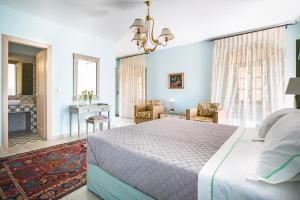 斯沃伦塔Luxury Villa Casa Maravillosa的卧室配有一张床和一张桌子及椅子