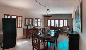 孔斯坦萨Villa paloma的一间用餐室,在房间内配有桌椅