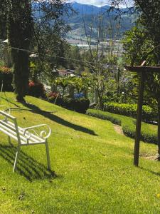 孔斯坦萨Villa paloma的坐在草地上的公园长凳