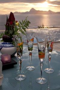 普纳奥亚Magnifique Villa Vue Mer exceptionnelle - Ireina的一组酒杯坐在桌子上