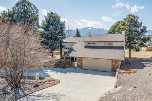 科罗拉多斯普林斯NEW 5BR House with Peak Views in Colorado Springs的车道和车库的房子
