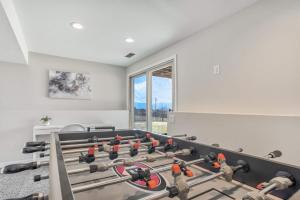 科罗拉多斯普林斯NEW 5BR House with Peak Views in Colorado Springs的一间健身房,里面有很多设备