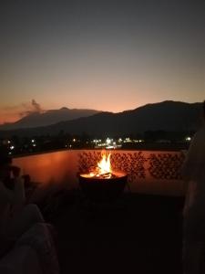 危地马拉安地瓜La Quinta Santa Lucia的露台上的火坑,享有日落美景