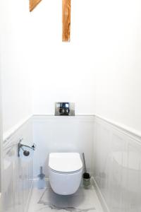 乌斯特卡VILLA RED by COLUMBUS Ustka的一间白色浴室,内设卫生间