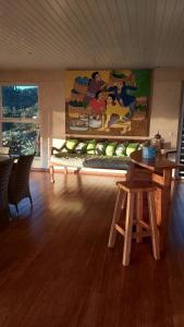 普纳奥亚VILLA BOUNTY AMAZING OCEAN VIEW的一间房间,墙上挂着一张桌子和一幅画