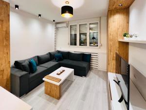 贝尔格莱德Vivio 2 Luxury Apartment的客厅配有沙发和桌子