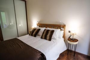 索尔德乌Apartamento Luxury en Bordes d'Envalira, Andorra的卧室配有白色的床和2个枕头