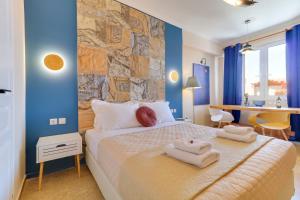 雅典SuperHost Hub #510 Plaka - Monastiraki的一间卧室配有一张大床和毛巾