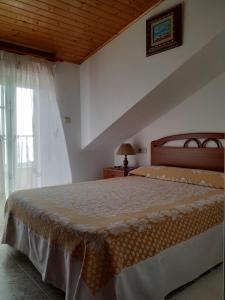 阿兰扎达Novas Foxos (Ático)的一间卧室设有一张床和一个窗口