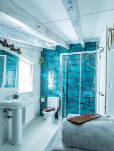 洛雷多El Rincón de Lavalle的蓝色的浴室设有卫生间和水槽
