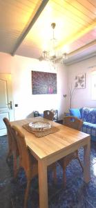罗萨里奥港Kikiki House的餐桌、椅子和沙发
