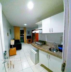 圣路易斯American Flat - Ponta D'areia - Ferreira Hospedagens的一个带水槽的厨房和一间客厅
