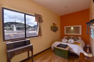 基多Friends Hotel & Rooftop的一间卧室设有一张床和一个大窗户