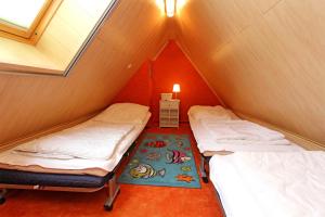 普鲁滕Ferienhaus Pruchten FDZ 311的帐篷内小房间内的两张床