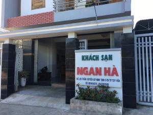 绥和市khách sạn Ngân Hà的带有卡什果酱的标志的建筑