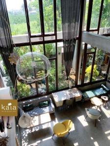 会安Kaia Gallery Hotel Hoi An的大房间设有桌椅和大窗户