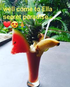 埃拉Ella Secret Paradise的一杯香蕉和水果