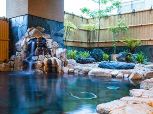 高知三翠园酒店的瀑布池水景