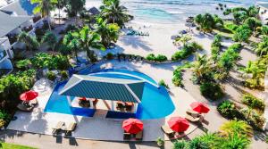 维拉港纳萨马度假酒店的享有带游泳池和海滩的度假村的顶部景致