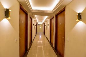 新德里FabHotel F9 Pitampura的医院的走廊,墙上有灯