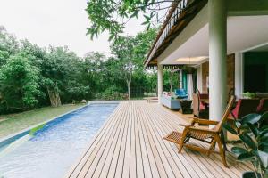 珍南海滩Royale Riviera Resort Private Pool Villas的木屋内带游泳池的木甲板