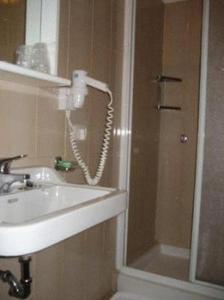 格里安泰卡德纳比亚里维埃拉酒店的一间带水槽和淋浴的浴室