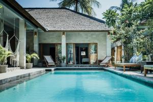 吉利特拉旺安克拉帕别墅的房屋前的游泳池