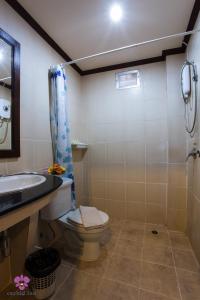 芭东海滩Grand Orchid Inn Patong beach的浴室配有卫生间、盥洗盆和淋浴。