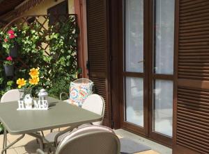 里瓦迪索尔托Irina’s house with view on like and swimming pool的一个带窗户的庭院里的桌椅