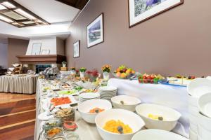 扎科帕内克罗克斯酒店的自助餐,包括碗和盘子