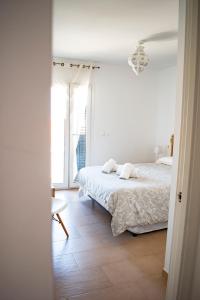 塔里法Penthouse Tarifa with Sea Views的白色的卧室设有床和窗户