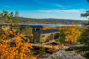 上托尔内奥Lapland View Lodge的享有建筑的空中景色,背景是湖泊