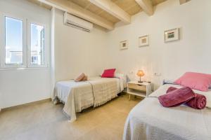 卡拉布兰卡Els Arbocers 131-2的白色客房的两张床,设有窗户