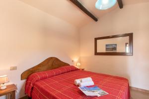 泰斯塔角Giovanni的一间卧室配有红色的床和镜子
