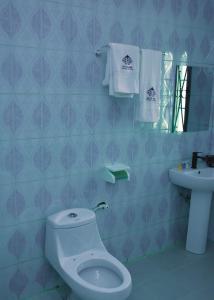 Ado EkitiTRAVELLERS HOMELY的浴室配有白色卫生间和盥洗盆。