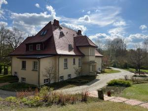 滨湖克拉科Gästezimmer für Naturliebhaber的一间棕色屋顶的大房子