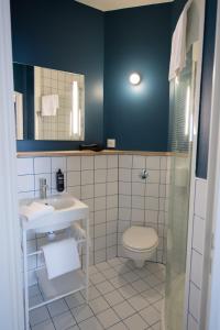 滨海维莱多维尔维莱海滨宜必思尚品酒店 的一间带水槽和卫生间的浴室