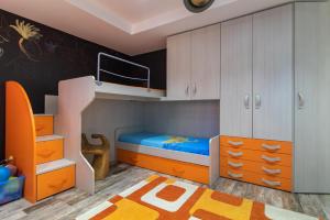 维多利亚Casa di Noi的儿童卧室配有双层床和楼梯