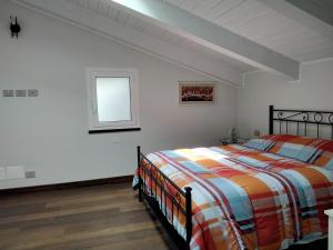 卡萨尔扎利古雷"Vento di Levante Suite" , nuova struttura in collina的一间白色客房内的床铺卧室