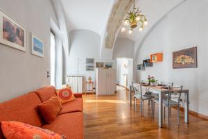 阿尔巴L'Antico Cedro Apartment的客厅配有沙发和桌子