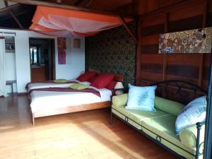 迭戈苏瓦雷斯Nature Lodge的客房内的两张床和一张沙发